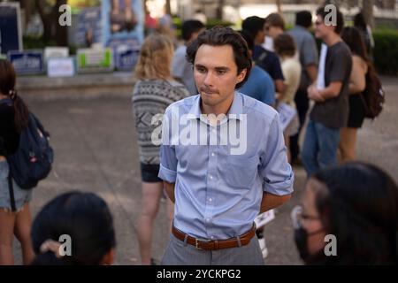 Austin Texas USA, 22. Oktober 2024: DAVID HOGG (Mitte) spricht mit Studenten in der West Mall an der University of Texas at Austin während einer Get-out-the-Vote-Veranstaltung. Hogg, 24 Jahre alt, Gründer von March for Our Lives, war ein 17-jähriger Schüler an der Marjory Stoneman Douglas High School in Parkland, FL, als ein bewaffneter am 14. Februar 2018 17 seiner Klassenkameraden tötete. ©Bob Daemmrich Stockfoto