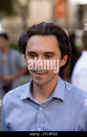 Austin Texas USA, 22. Oktober 2024: DAVID HOGG spricht mit Studenten in der West Mall an der University of Texas at Austin während eines Get-out-the-Vote-Events. Hogg, 24 Jahre alt, Gründer von March for Our Lives, war ein 17-jähriger Schüler an der Marjory Stoneman Douglas High School in Parkland, FL, als ein bewaffneter am 14. Februar 2018 17 seiner Klassenkameraden tötete. ©Bob Daemmrich Stockfoto