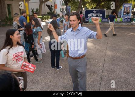 Austin Texas USA, 22. Oktober 2024: DAVID HOGG (Mitte) spricht mit Studenten in der West Mall an der University of Texas at Austin während einer Get-out-the-Vote-Veranstaltung. Hogg, 24 Jahre alt, Gründer von March for Our Lives, war ein 17-jähriger Schüler an der Marjory Stoneman Douglas High School in Parkland, FL, als ein bewaffneter am 14. Februar 2018 17 seiner Klassenkameraden tötete. ©Bob Daemmrich Stockfoto