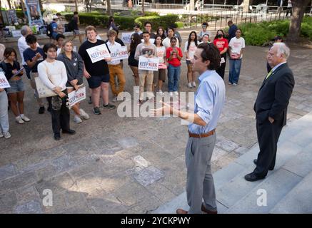 Austin Texas USA, 22. Oktober 2024: DAVID HOGG (Mitte) spricht mit Studenten in der West Mall an der University of Texas at Austin während einer Get-out-the-Vote-Veranstaltung. Hogg, 24 Jahre alt, Gründer von March for Our Lives, war ein 17-jähriger Schüler an der Marjory Stoneman Douglas High School in Parkland, FL, als ein bewaffneter am 14. Februar 2018 17 seiner Klassenkameraden tötete. ©Bob Daemmrich Stockfoto