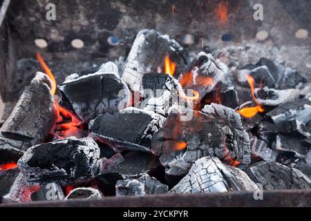 Verfallende Kohlen zum Kochen Stockfoto