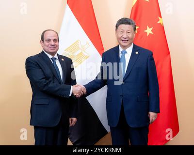 Kasan, Russland. Oktober 2024. Der chinesische Präsident Xi Jinping trifft sich mit dem ägyptischen Präsidenten Abdel-Fattah al-Sisi am Rande des 16. BRICS-Gipfels in Kasan, Russland, 23. Oktober 2024. Quelle: Zhai Jianlan/Xinhua/Alamy Live News Stockfoto