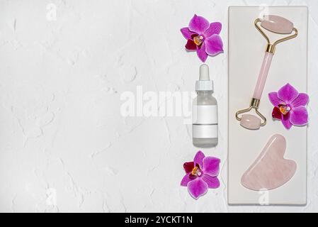 Blindfotografie von Rosenquarz Gua Sha und Gesichtsrolle, Anti-Aging-Massage, Gesichtslifting, Gesichtsserum; Hyaluronsäure; Feuchtigkeitspflege, Lotion, Reinigungsmittel Stockfoto