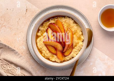 Makroaufnahmen von Hirsebrei mit karamelisiertem Pfirsich, Nektarine mit Agavendicksaft und Mandelmilch; Honig Stockfoto