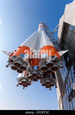 SAMARA, RUSSLAND - 10. MÄRZ: Echte Sojus-Rakete als Denkmal am 10. März 2012 in Samara. Raketenhöhe zusammen mit Gebäude Stockfoto