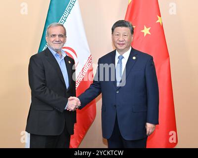 Kasan, Russland. Oktober 2024. Der chinesische Präsident Xi Jinping trifft sich mit dem iranischen Präsidenten Masoud Pezeshkian am Rande des 16. BRICS-Gipfels in Kasan, Russland, 23. Oktober 2024. Quelle: Yue Yuewei/Xinhua/Alamy Live News Stockfoto