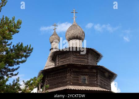 Alte orthodoxe Holzkirche in Novgorod, Russland Stockfoto