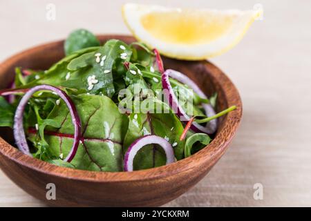 frischer Salat aus Blätter der Rüben, Spinat und Zwiebeln, Zitrone Stockfoto