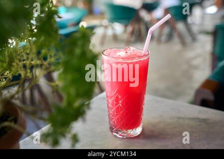 Istanbul, Türkei - 2. September 2024: Erfrischender Granatapfelsaft mit Eiswürfeln, serviert in einem stilvollen Glas. Ein erfrischendes Getränk, perfekt für heiße Sommertage *** Erfrischender Granatapfelsaft mit Eiswürfeln, serviert in einem stilvollen Glas. Ein belebendes Getränk, perfekt für heiße Sommertage Stockfoto