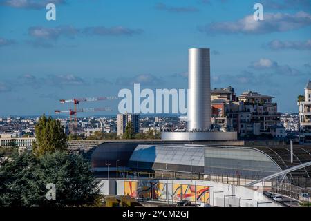 Außenansicht eines Biomasse-Wärmekraftwerks im Geschäftsviertel La Défense in Courbevoie, Frankreich Stockfoto