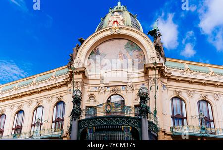 Eine anmutige Kuppel krönt das Obecni Dum - Gemeindehaus. Ein gewölbter Giebelbalken über dem Eingang umrahmt ein monumentales Fliesenmosaik mit dem Titel „Hommage an Prag“. T Stockfoto