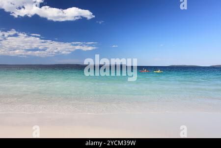 Kristallklares Wasser Australian Beach und Kajakfahrer Stockfoto