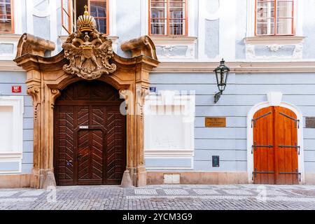 Barockes Portal. Der Millesimovsky Palast ist ein barockes Gebäude an der Celetná-Straße in der Prager Altstadt. Seit 1964 ist sie als Kulturerbe geschützt Stockfoto