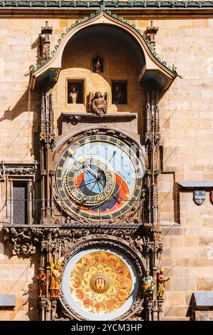 Die Prager Astronomische Uhr oder Prager Orloj ist eine mittelalterliche astronomische Uhr, die am Alten Rathaus in Prag befestigt ist. Die Uhr wurde zuerst installiert Stockfoto