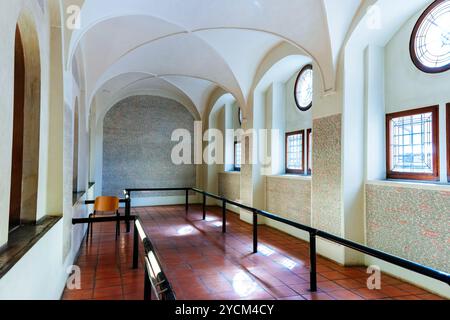 Die Pinkas-Synagoge ist die zweitälteste erhaltene Synagoge in Prag und erinnert an etwa 80.000 tschechische jüdische Opfer der Schoah. Jüdische Stadt, Stockfoto