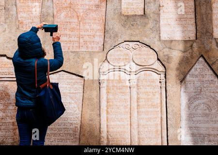Grabsteine an der Wand. Alter jüdischer Friedhof, mehr von 12,500 Grabsteinen aus dreieinhalb Jahrhunderten prager judentum. Jüdische Stadt, Prag, Tschechische R Stockfoto