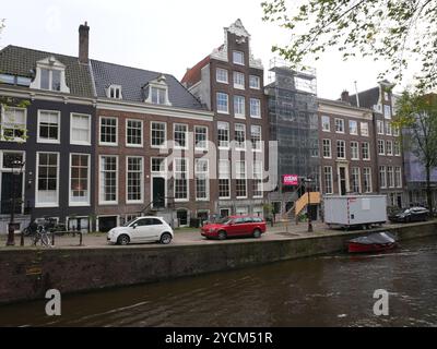 Amsterdam, Nord-Holland, Niederlande, 2. Oktober 2024: Kanalhäuser im Zentrum von Amsterdam, berühmte historische niederländische Architektur, Blick auf die Straße. Stockfoto