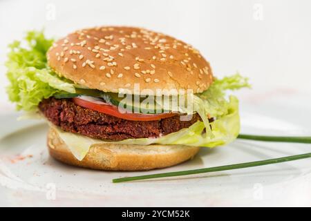 Vegetarischer Burger mit Gemüse und Schnitzel Stockfoto