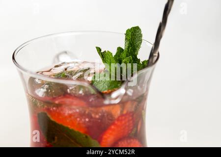 Top of Jag mit frischer, kalter Limonade aus Erdbeeren Stockfoto