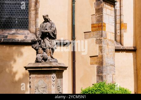 Statue des Heiligen Johannes von Nepomuk neben der Kirche des Heiligen Geistes. Prag, Tschechische Republik, Europa Stockfoto