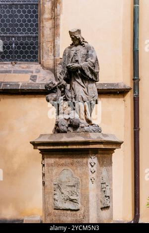 Statue des Heiligen Johannes von Nepomuk neben der Kirche des Heiligen Geistes. Prag, Tschechische Republik, Europa Stockfoto