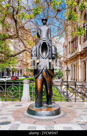 Die Statue von Franz Kafka des Künstlers Jaroslav Róna wurde in der Vězeňská Straße im jüdischen Viertel von Prag installiert. Jüdische Stadt, Prag, Tschechische Republik, E Stockfoto