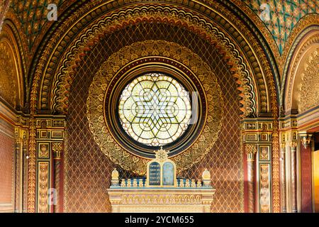 Östliche Wand es gibt ein großes rundes Buntglasfenster mit einem zentralen Ornament von Magen David, Hexagramm. Spanische Synagoge. Die Synagoge wurde gebaut Stockfoto