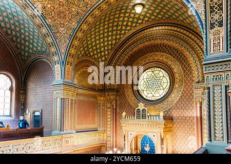 Östliche Wand es gibt ein großes rundes Buntglasfenster mit einem zentralen Ornament von Magen David, Hexagramm. Spanische Synagoge. Die Synagoge wurde gebaut Stockfoto