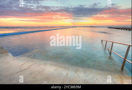 Sonnenaufgang von einem der Pools zum Meer in North Narrabeen Australia Stockfoto