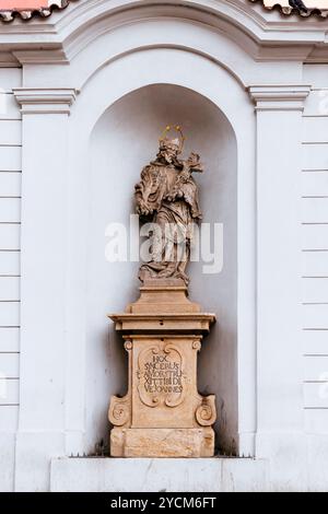 Nischen mit einer Statue des Heiligen Johannes Nepomuk aus dem 18. Jahrhundert. Kirche St. Joseph - Kostel sv. Josefa. Die Kirche war Teil der Kapuzinermonie Stockfoto