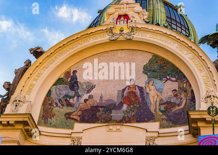 Eine anmutige Kuppel krönt das Obecni Dum - Gemeindehaus. Ein gewölbter Giebelbalken über dem Eingang umrahmt ein monumentales Fliesenmosaik mit dem Titel „Hommage an Prag“. T Stockfoto