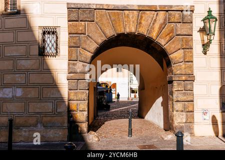 Eingangsbögen zum Festungsgebiet. Týn Yard. Dieser kleine Platz neben dem Altstadtplatz ist eine der wichtigsten historischen Stätten in Pragu Stockfoto