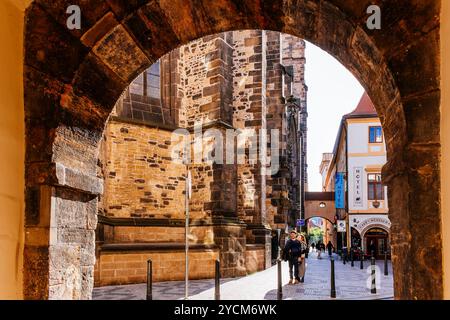 Eingangsbögen zum Festungsgebiet. Týn Yard. Dieser kleine Platz neben dem Altstadtplatz ist eine der wichtigsten historischen Stätten in Pragu Stockfoto