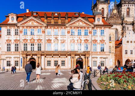 Der Palast Kinský - Palác Kinských ist ein ehemaliger Palast und heute ein Kunstmuseum in Prag, Tschechien. Es liegt am Altstadtplatz in der Altstadt Stockfoto