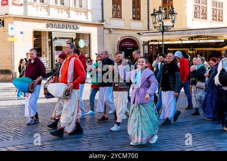 Mitglieder der Hare Krishna-Bewegung singen auf dem Altstädter Ring. Internationale Gesellschaft für Krishna-Bewusstsein. Prag, Tschechische Republik, Europa Stockfoto