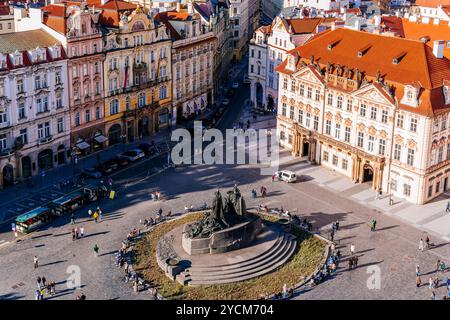 Gebäude der Prager Stadtversicherungsgesellschaft (L), Jan Hus Memorial (C) und Palais Goltz-Kinsky (R). Altstädter Ring, Prag, Tschechische Republik, Eur Stockfoto