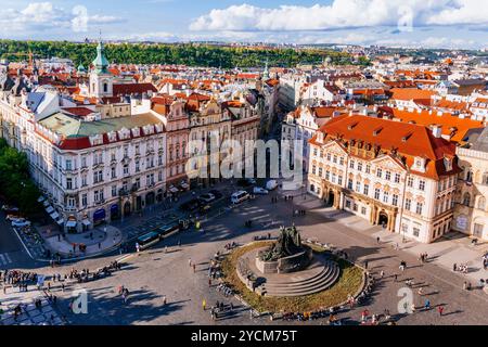 Gebäude der Prager Stadtversicherungsgesellschaft (L), Jan Hus Memorial (C) und Palais Goltz-Kinsky (R). Altstädter Ring, Prag, Tschechische Republik, Eur Stockfoto