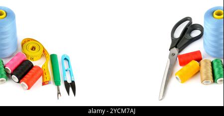 Nähzubehör (Garn, Schere und Maßband) isoliert auf weißem Hintergrund. Freier Platz für Text. Collage. Stockfoto