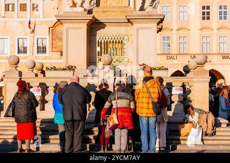 Menschen beten vor dem heiligen Raum mit dem Bild der „Jungfrau Maria vom Platz“. Die Mariensäule Mariánský sloup von Prag ist ein Reli Stockfoto