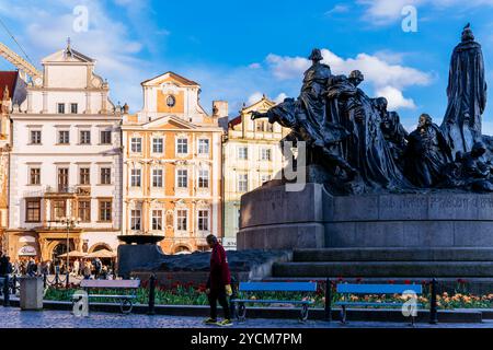 Das Jan-Hus-Denkmal steht an einem Ende des Altstadtplatzes. Das riesige Denkmal zeigt siegreiche hussitische Krieger und Protestanten sowie eine junge Mutter wh Stockfoto