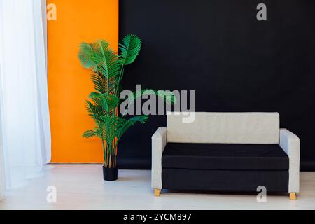 Schwarzes graues Sofa im Zimmer mit Blumendekor Stockfoto