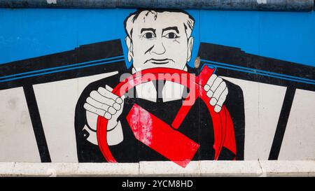 Berlin - 20. Oktober 2024: Michail Gorbatschow dargestellt von Georg Lutz Rauschebart in der East Side Gallery der Berliner Mauer. Stockfoto