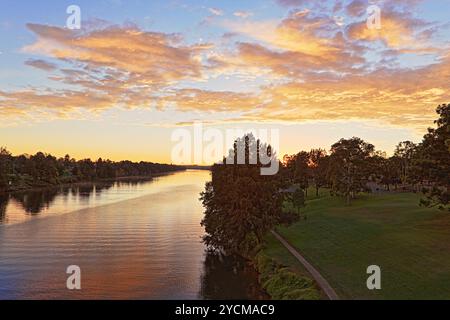 Blick nach Norden entlang des Nepean River Penrith Australia bei Sonnenaufgang Stockfoto