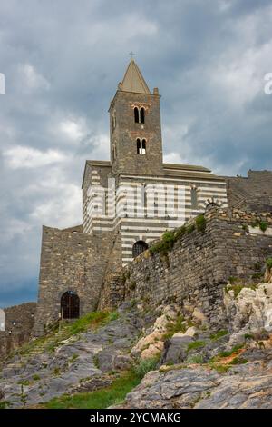 Kirche von Portovenere auf dem Felsen mit bewölktem Himmel, Ligurien, italien Stockfoto