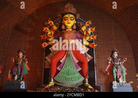 Durga Puja Festival in Kalkutta, Indien, ein Idol der hinduistischen Göttin Durga, in einem Pandal dekorierte Strukturen während des Durga Puja Festivals in Kalkutta, Indien, am 11. Oktober 2024. Durga Puja ist ein bedeutendes Hindu-Festival in Indien, das den Sieg der Göttin Durga über den Dämon Mahishasura feiert und den Triumph des Guten über das Böse symbolisiert. Es umfasst lebhafte Rituale, mit Großpandalen geschmückte Strukturen, kulturelle Darbietungen und Prozessionen, insbesondere in Westbengalen, Assam und anderen ostindischen staaten. Kalkutta Indien Copyright: XMatrixxImagesx/xRupakxDexChowdhurix Stockfoto