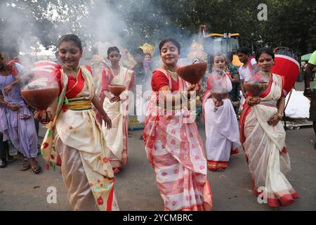 Während des Durga Puja Festivals in Kalkutta, Indien, tanzen die Gläubigen während ihrer Teilnahme an Ritualen, bevor sie ein Idol der nicht abgebildeten hinduistischen Göttin Durga während des Durga Puja Festivals in Kalkutta, Indien, am 13. Oktober 2024 in den Ganges eintauchen. Durga Puja ist ein bedeutendes Hindu-Festival in Indien, das den Sieg der Göttin Durga über den Dämon Mahishasura feiert und den Triumph des Guten über das Böse symbolisiert. Es umfasst lebhafte Rituale, mit Großpandalen geschmückte Strukturen, kulturelle Darbietungen und Prozessionen, insbesondere in Westbengalen, Assam und anderen ostindischen staaten. Kalkutta Indien Copyright: X Stockfoto