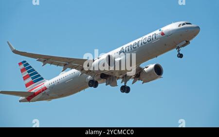 Ein American Airlines Airbus A321 mit Fahrwerk, das kurz nach dem Start verlängert wurde. Stockfoto