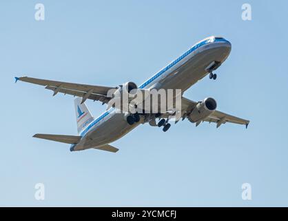 Ein American Airlines Airbus A321-231 mit Piedmont Airlines Farbschema, das das Fahrwerk kurz nach dem Start zurückzieht. Stockfoto