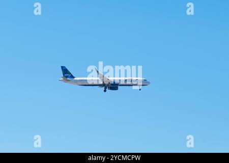 JetBlue Airbus 321-231 N973JT landet auf dem Boston Logan International Airport, Boston, Massachusetts MA, USA. Stockfoto