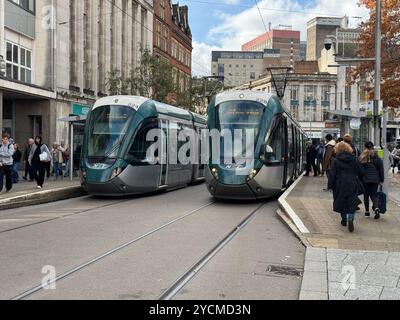 Nottingham Express Transit Citadis 302 Straßenbahnen an der Straßenbahnhaltestelle Old Market Square an der South Parade Nottingham City Centre UK Oktober 2024 Stockfoto